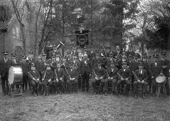 Deze foto werd vermoedelijk in 1920 gemaakt. Het (nieuwe) vaandel werd op 12 april dat jaar door de heer J.E. Prakke geschonken.